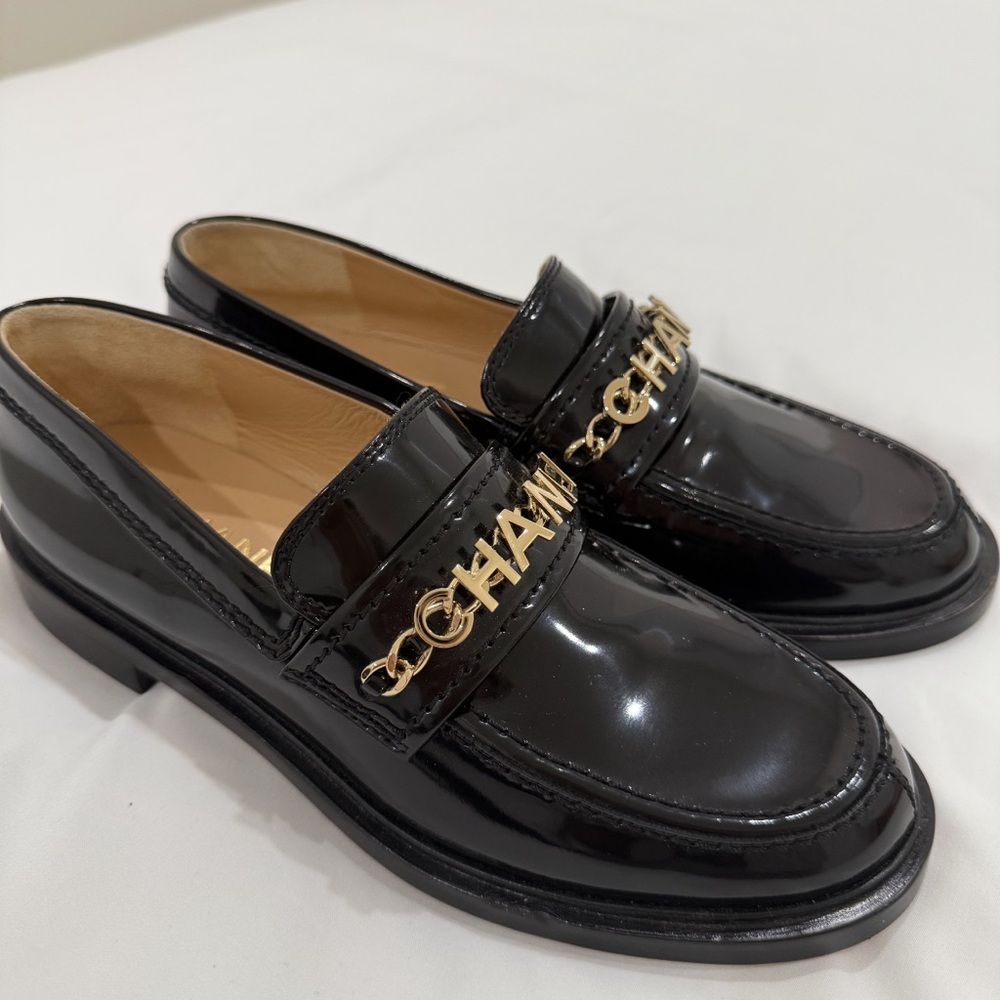 Chanel like new Black Loafers
AUTHENIC 100%